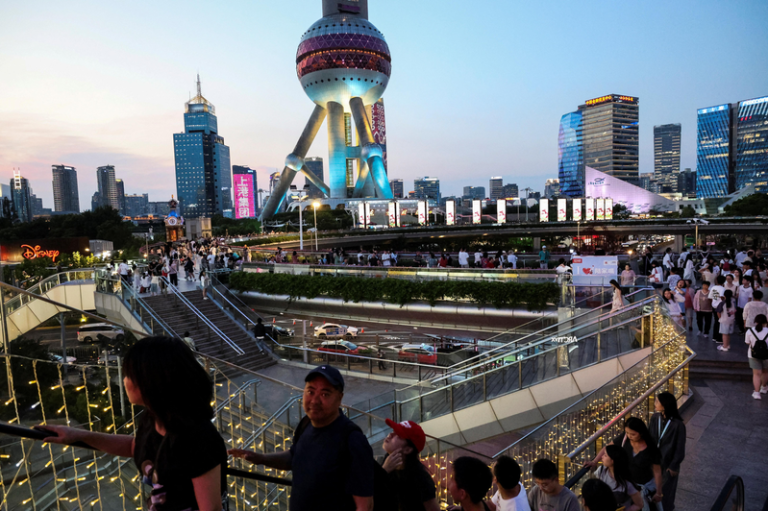 中国国家统计局公布中国第三季GDP按年增长4.8%，为今年以来最低增速，但仍略高于市场预期的4.7%增幅。（路透）