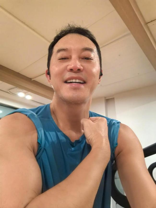 沙溢父子愈吃愈怀疑正吃的面曾被狗吃过,不禁对看了一眼后相视而笑。(视频截屏)