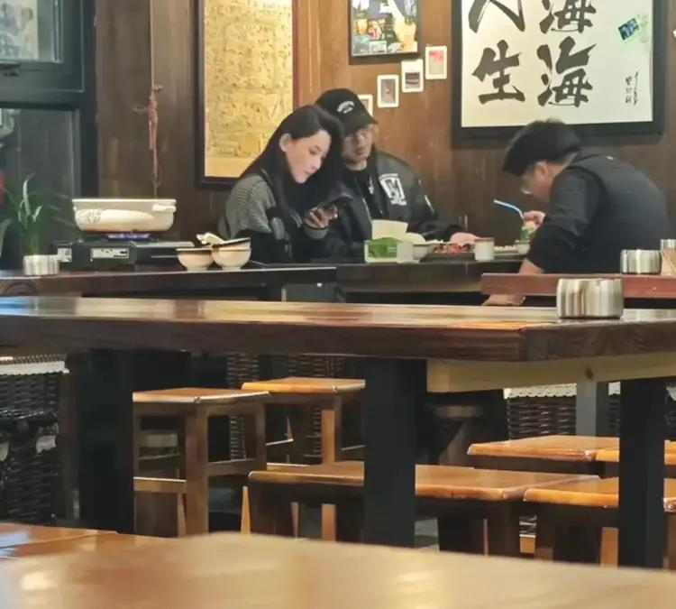 汪峰和森林北在新疆吃饭，难舍难分。（视频截屏）