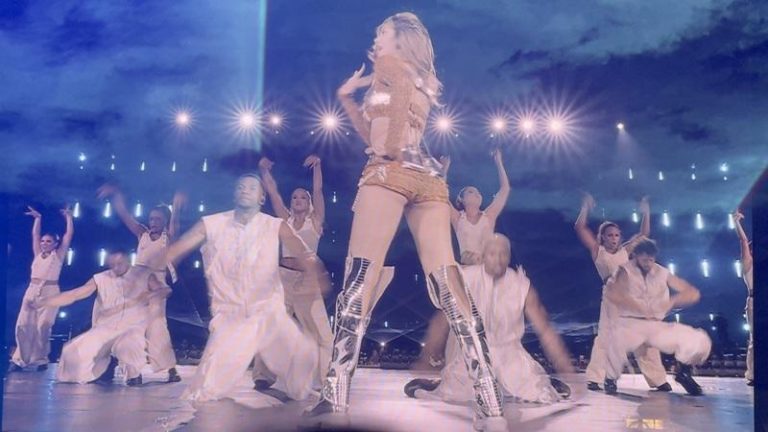 直击/BLACKPINK辣翻港都 Lisa水蛇腰、屁股蛋全放送 Lisa屁股蛋若隐若现。图/读者提供