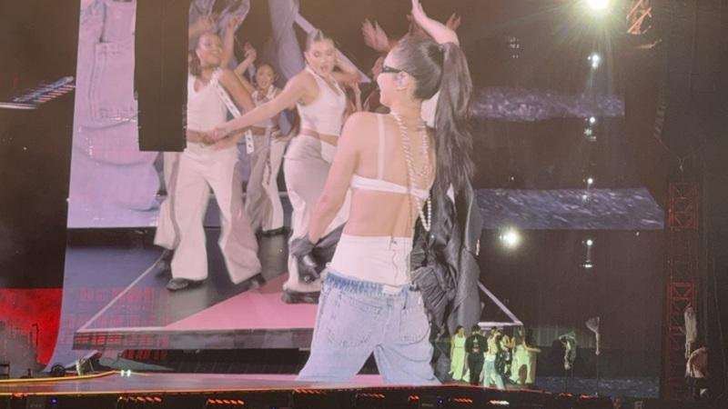 Jennie大胆以成套内衣搭配做为演出造型。图/读者提供