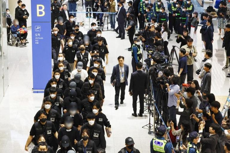 64名在柬埔寨从事犯罪活动而被拘押的南韩人，18日搭乘包机返韩，所有人员一上机就被韩国警方逮捕。（美联社）