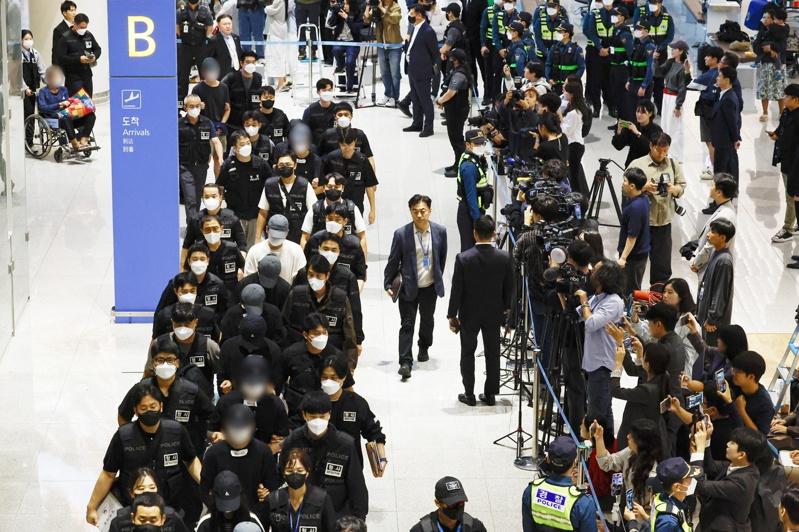 64名在柬埔寨从事犯罪活动而被拘押的南韩人，18日搭乘包机返韩，所有人员一上机就被韩国警方逮捕。（美联社）