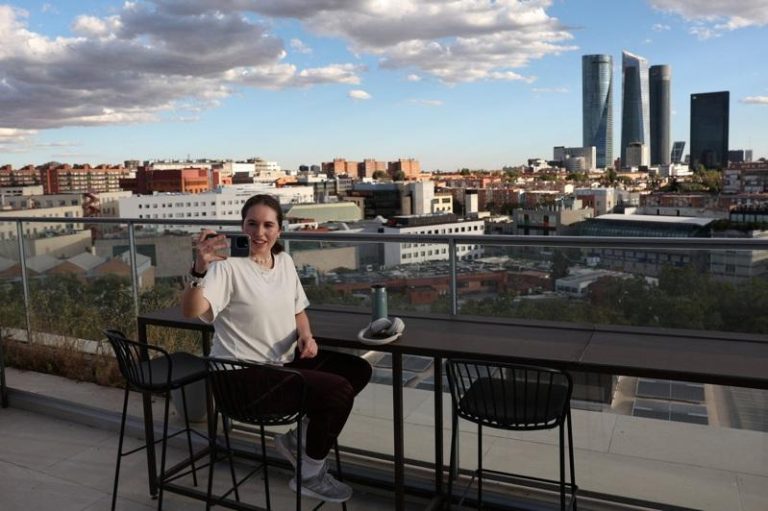 西班牙国际生激增 外资涌入抢当包租公 西班牙国际学生人数在过去十年激增77%,促使海外买家与开发商投入学生住宅市场。图为21岁德国学生特丝克,近期入住马德里新落成的高级学生住宅。(路透)