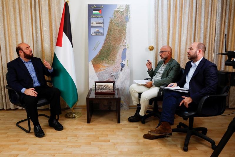 以色列和哈马斯在加萨地带停火期间,满载人道援助物资的卡车在埃及一侧拉法边境的加萨地带过境点排成长队。(路透)