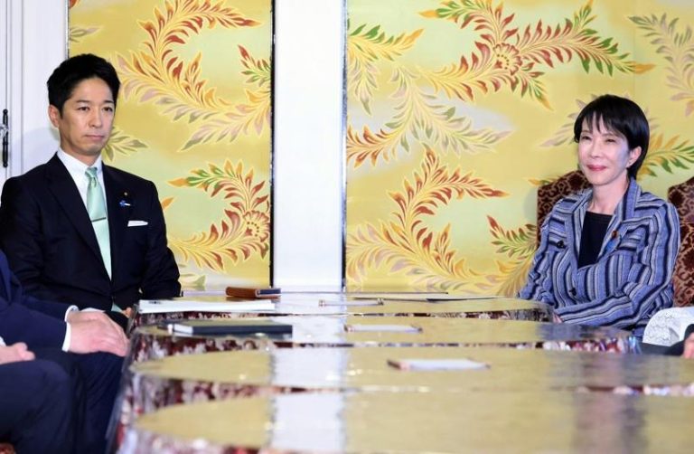 日本维新会「共同代表」藤田文武（左）17日与自民党新总裁高市早苗（右）会谈。（欧新社）