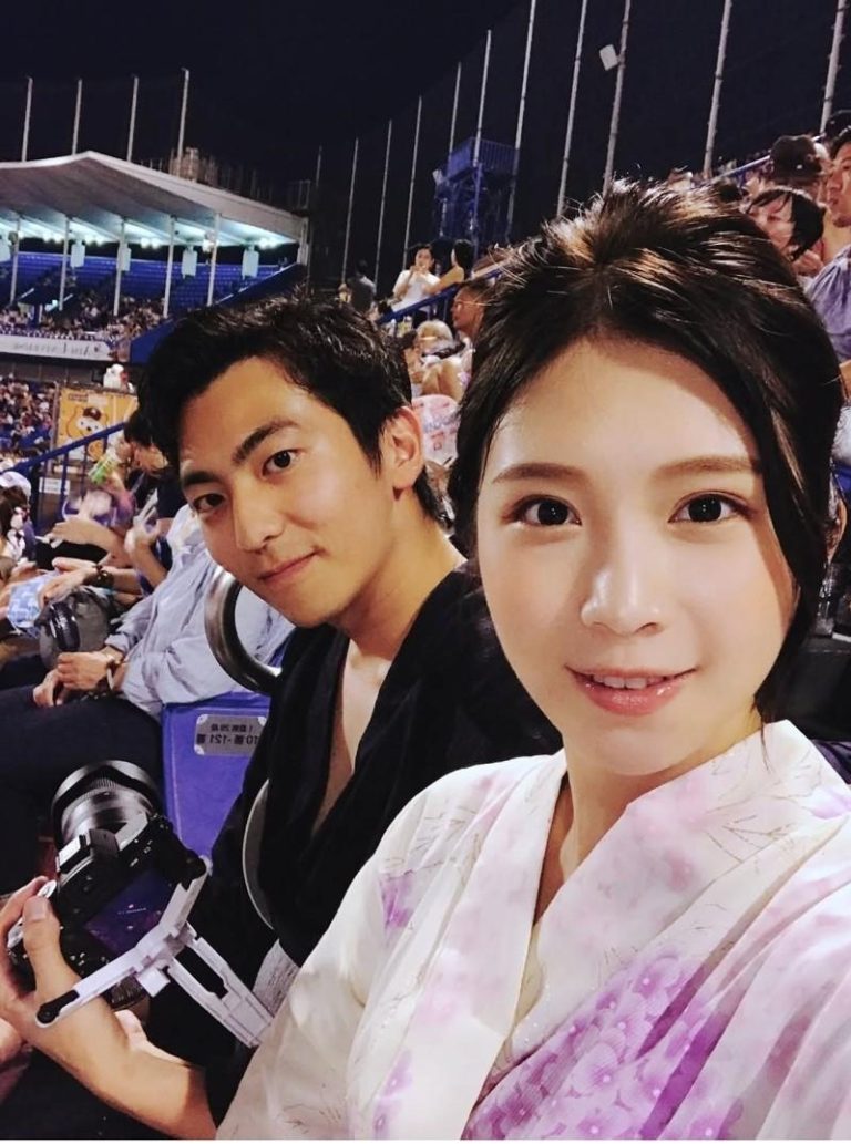 郑家纯(右)大方曝光和老公的合照。图／摘自脸书
