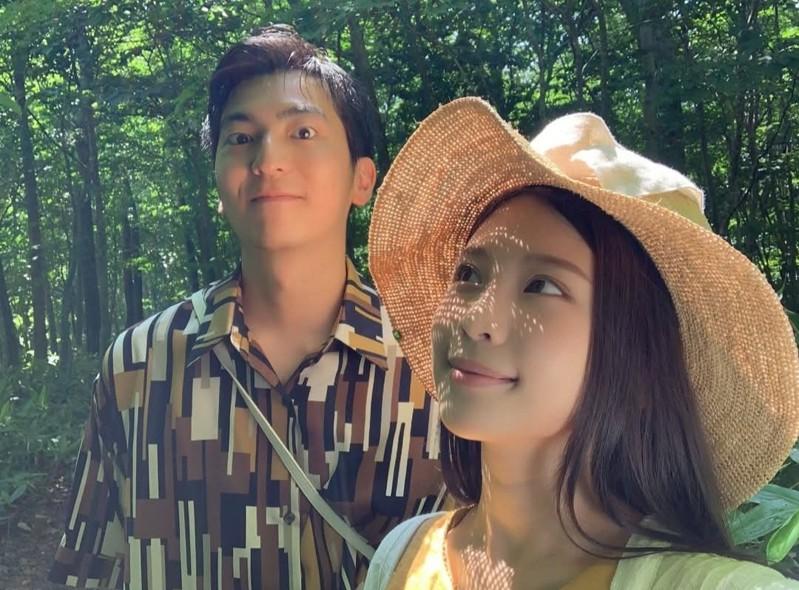 郑家纯(右)大方曝光和老公的合照。图／摘自脸书