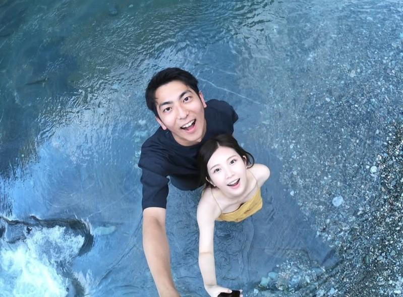 郑家纯(右)大方曝光和老公的合照。图／摘自脸书