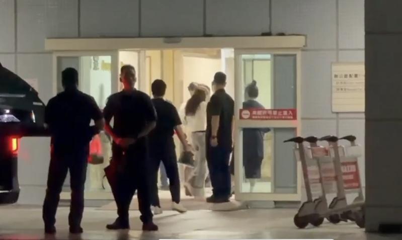 Rosé特别站定向粉丝挥手。图/读者提供