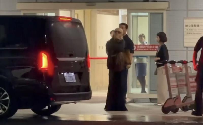 Rosé特别站定向粉丝挥手。图/读者提供