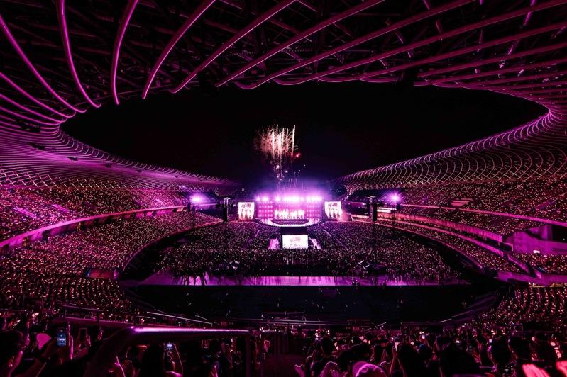 BLACKPINK在高雄演出搭配烟火，全场气势惊人。图/Live Nation Taiwan提供