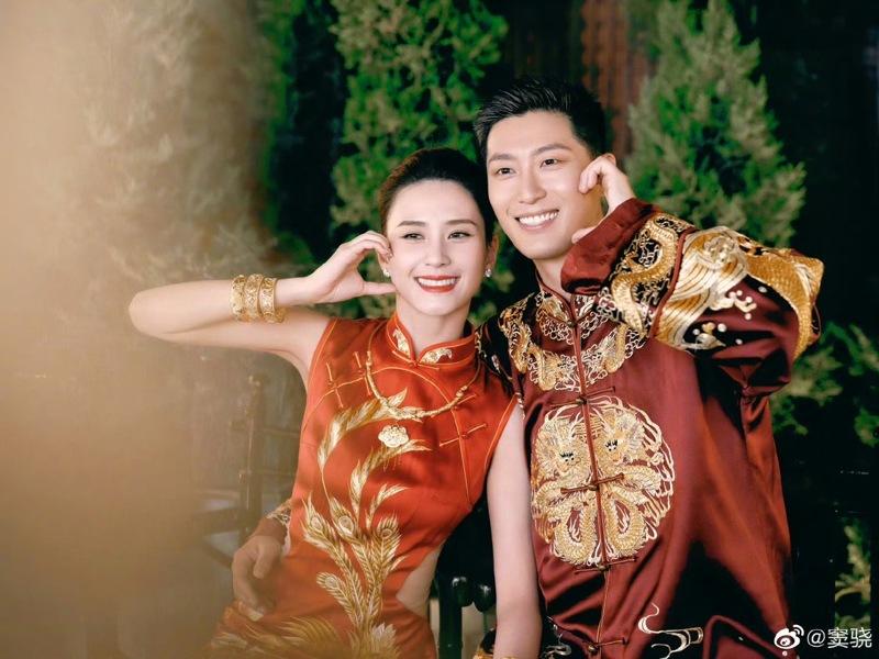 窦骁(右)和赌王千金何超莲结婚2年。(取材自微博)
