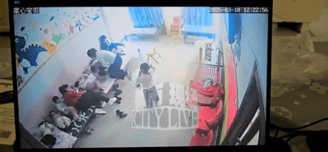老师涉虐打幼儿园儿童的监控画面。(取材自羊城晚报)