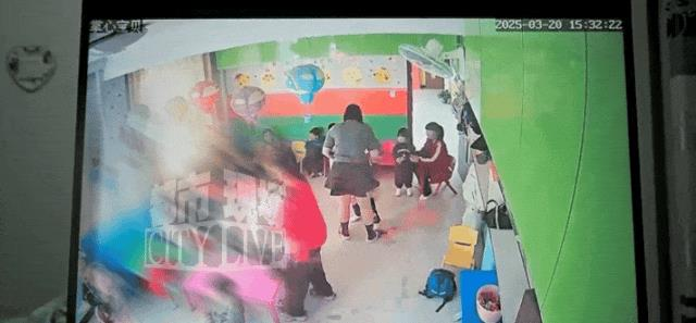 老师涉虐打幼儿园儿童的监控画面。(取材自羊城晚报)