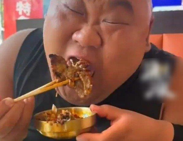 「沈阳山胖」以吃播成为网红。(取材自快科技)