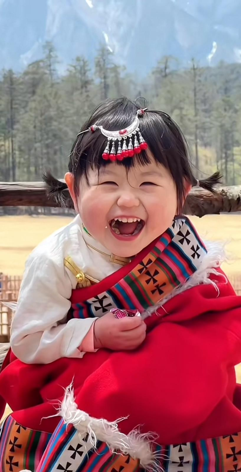 4岁千万粉丝网红疑遭网暴 母扬言诉诸法律 网友:难同情 「瑶一瑶小肉包」帐号以拍摄4岁女童杨亦瑶的乡村生活视频走红。(取材自羊城晚报)