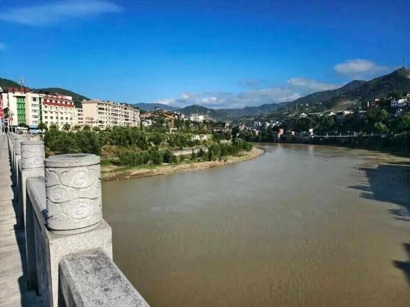 周姓男子和女友的婚纱照。（取材自羊城晚报）