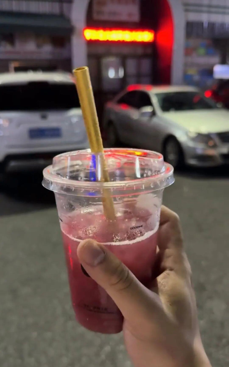 1根值10万…100克黄金吸管喝奶茶 男骑车弄丢、警帮找回 寿先生用来喝饮料的黄金吸管。(取材自潮新闻/诸暨公安供图)