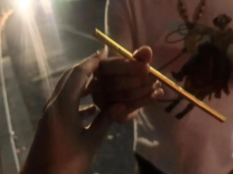 寿先生用来喝饮料的黄金吸管。(取材自潮新闻/诸暨公安供图)