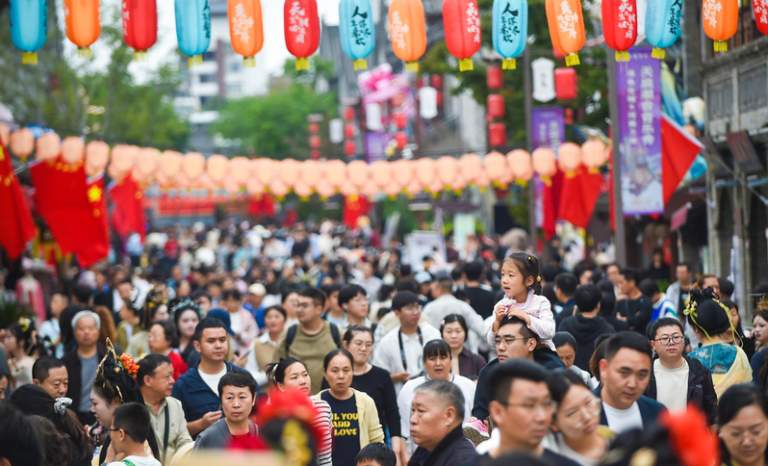 中国第三季GDP增速降至4.8%。针对大陆官方能否达成年初设置的全年GDP增长目标为「5%左右」目标，大陆统计局表示，实现全年目标仍有较多有利条件，有基础有支撑，但也需要付出「艰苦努力」。图为今年十一连假期间，河南洛阳老城区历史文化街区游人如织景象。（新华社）