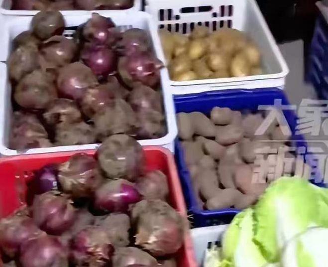 这些蔬菜是农民觉得品相差没法在出售的「边角料」。(视频截屏)