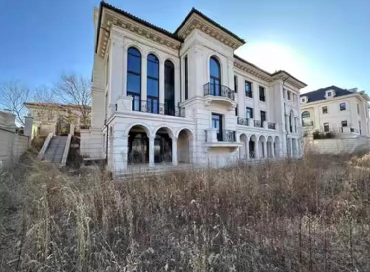 还是毛坯房的北京顶级豪宅，屋外杂草丛生，这套房以1.43亿人民币成交。（取材自每日经济新闻／阿里资产平台图）