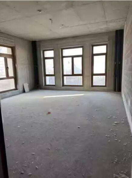 还是毛坯房的北京顶级豪宅，屋外杂草丛生，这套房以1.43亿人民币成交。（取材自每日经济新闻／阿里资产平台图）