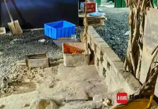 将儿子救出后,刘萍的双手也被烧伤。(取材自封面新闻)