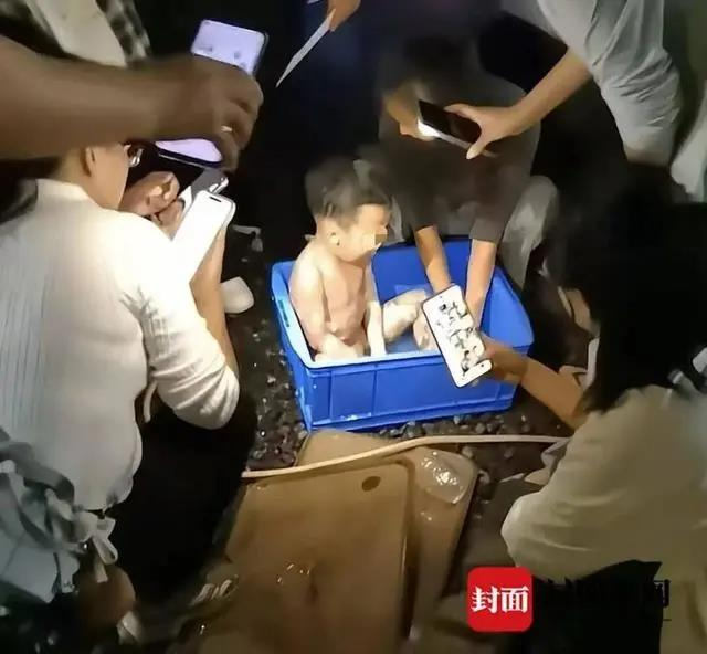 将儿子救出后,刘萍的双手也被烧伤。(取材自封面新闻)