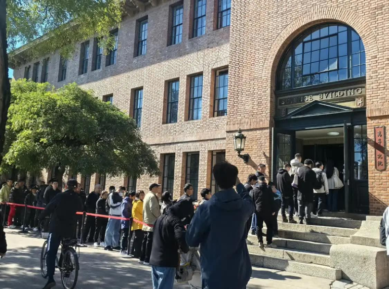 清华设杨振宁缅怀室 学者、学生、稚子吊唁排起长队 人们排队吊唁杨振宁。(取材自经济观察报)