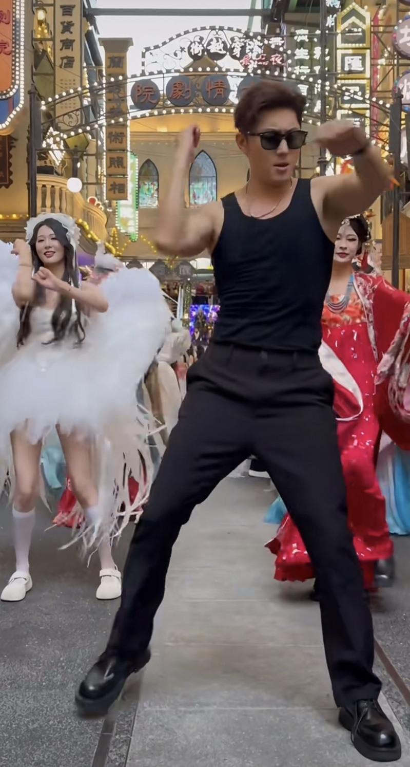 史元庭在上海某景区里当NPC,首次登台跳舞。(视频截屏)