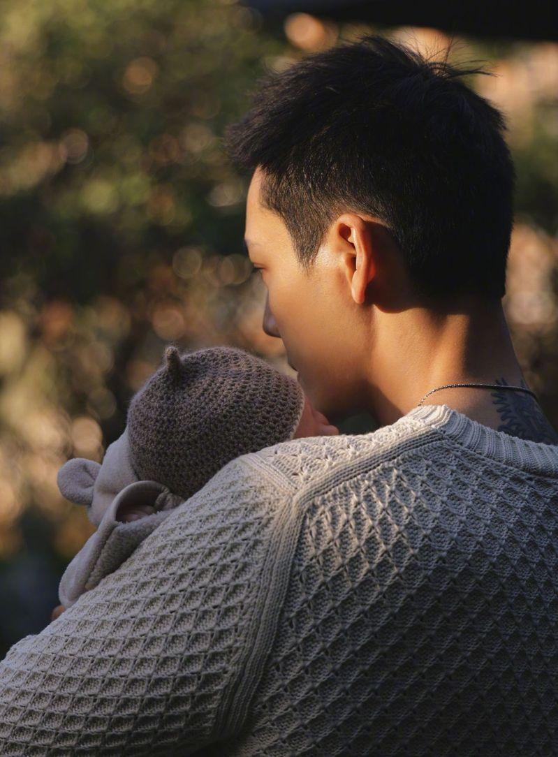 陈伟霆以「许我耀眼」中以霸总一角再度翻红。(取材自微博)