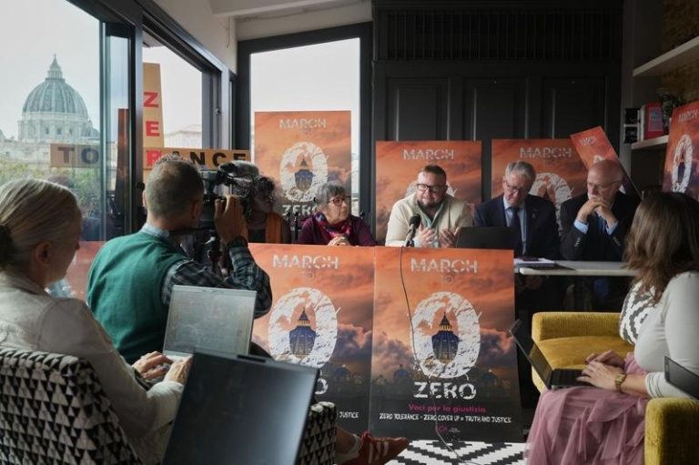 教宗首会天主教性侵受害者 教廷被批救济行动过慢 国际受害者联盟「终止神职人员性侵」20日在罗马梵蒂冈与教宗良十四世会晤后召开记者会。美联社