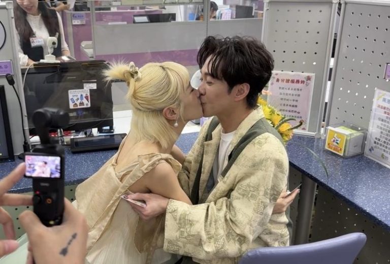 陈汉典和Lulu放下花束深情亲亲。(图／读者提供)