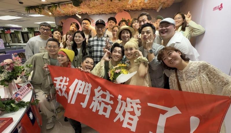 陈汉典和Lulu放下花束深情亲亲。(图／读者提供)