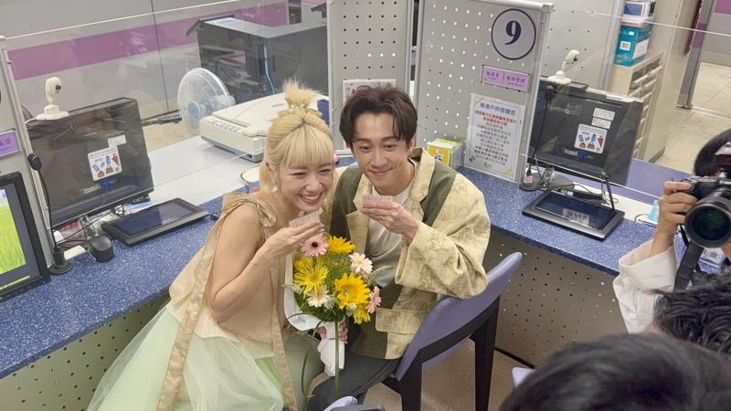 陈汉典和Lulu放下花束深情亲亲。(图／读者提供)