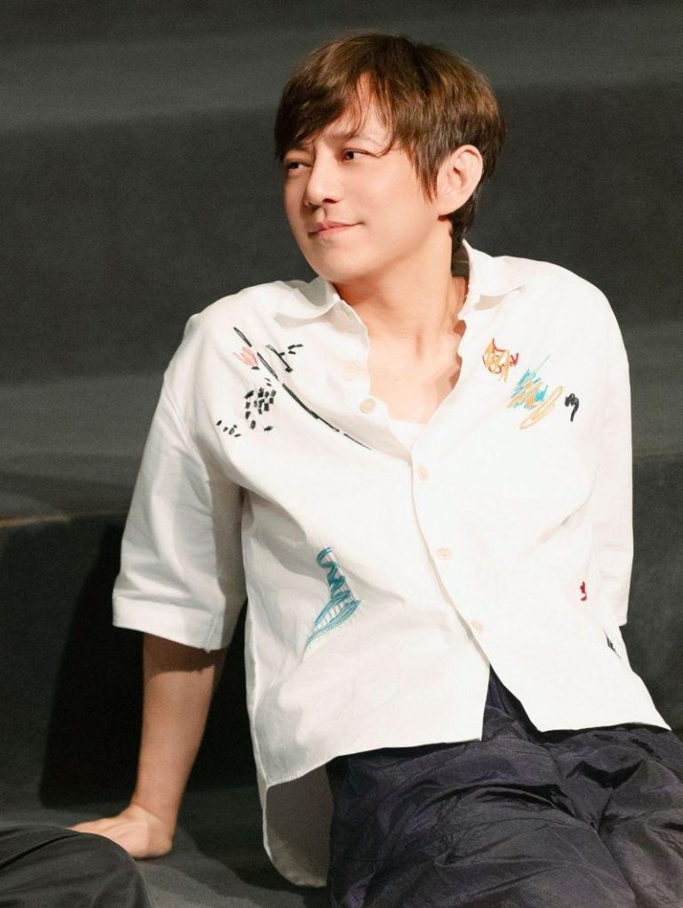 何炅以「娃娃脸」被观众视为「逆生长」代表。(取材自微博)