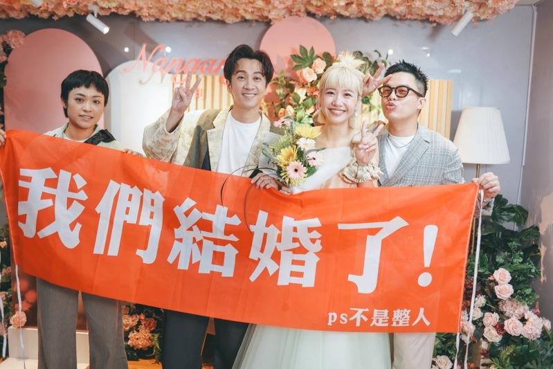 Lulu和陈汉典秀出结婚书约。图／天地合娱乐提供