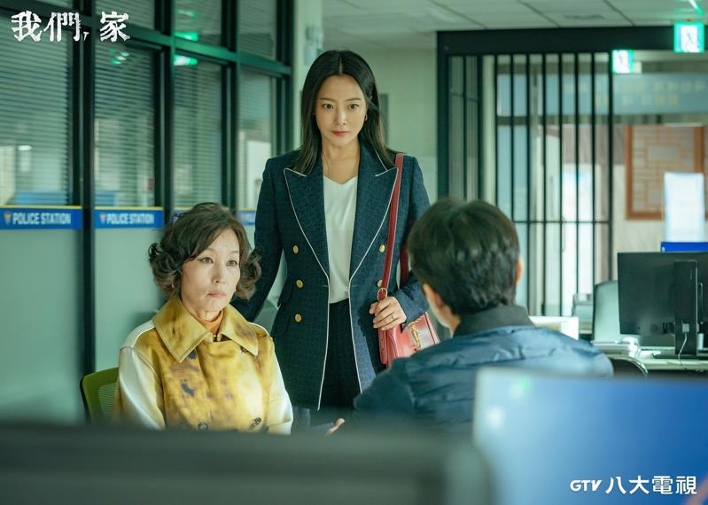 李慧英(左)、金喜善在「我们,家」剧中饰演婆媳。图/八大电视提供