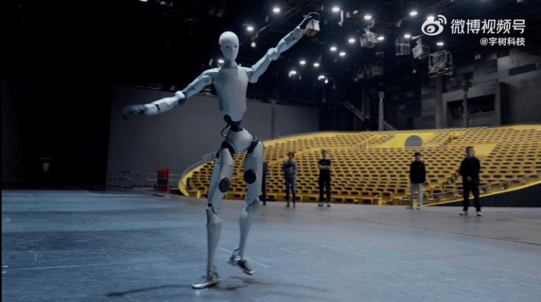从影片示范来看，宇树科技新品可以从容进行舞蹈、武术展示等运动控制能力。(取材自微博)