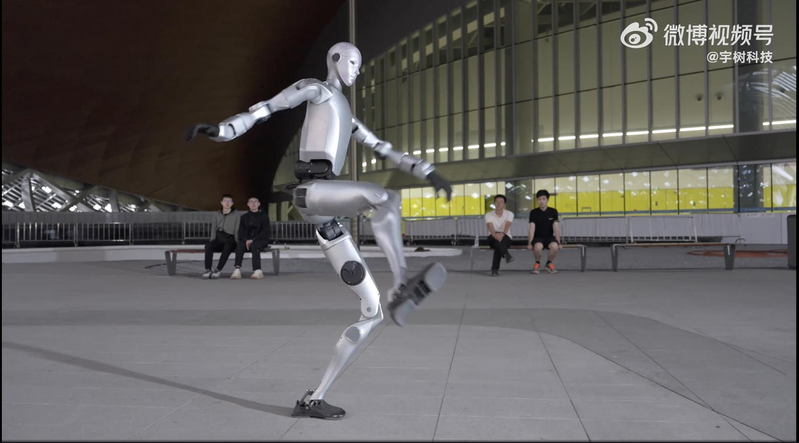 从影片示范来看，宇树科技新品可以从容进行舞蹈、武术展示等运动控制能力。(取材自微博)