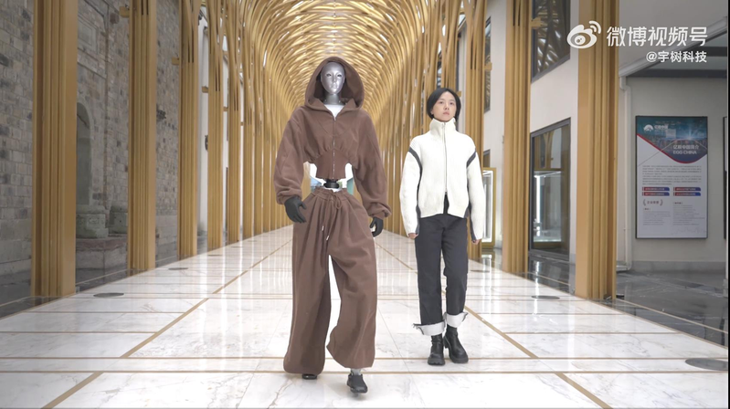 从影片示范来看，宇树科技新品可以从容进行舞蹈、武术展示等运动控制能力。(取材自微博)