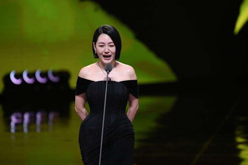 潘迎紫(左)与曾宝仪(右)在戏剧类颁奖交互，是当天收视最高点。(图／三立提供)