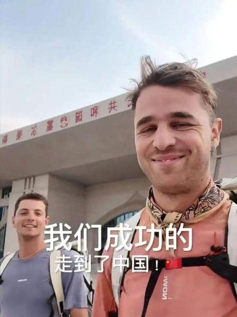 两个法国年轻人终于「走到」中国境内。（视频截屏）