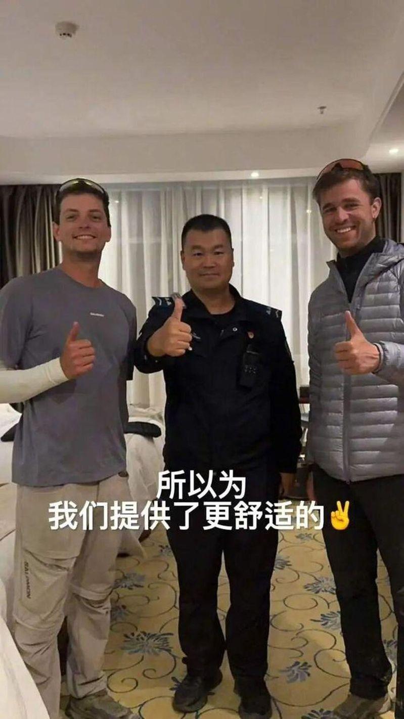 两个法国年轻人终于「走到」中国境内。（视频截屏）