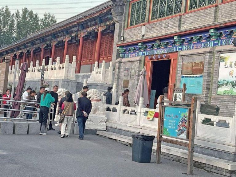 低价一日游套路多 导游「挤对」十三陵 自费是潜规则? 跟团的游客进入自费景点艺麓园。(取材自新京报)