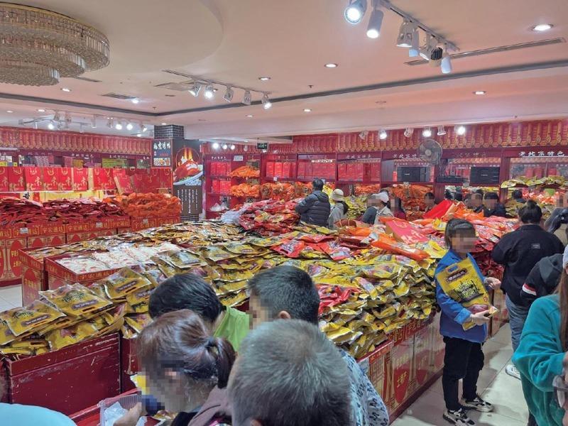 跟团的游客进入自费景点艺麓园。(取材自新京报)