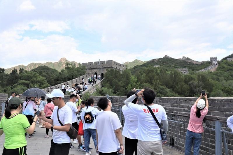 跟团的游客进入自费景点艺麓园。(取材自新京报)