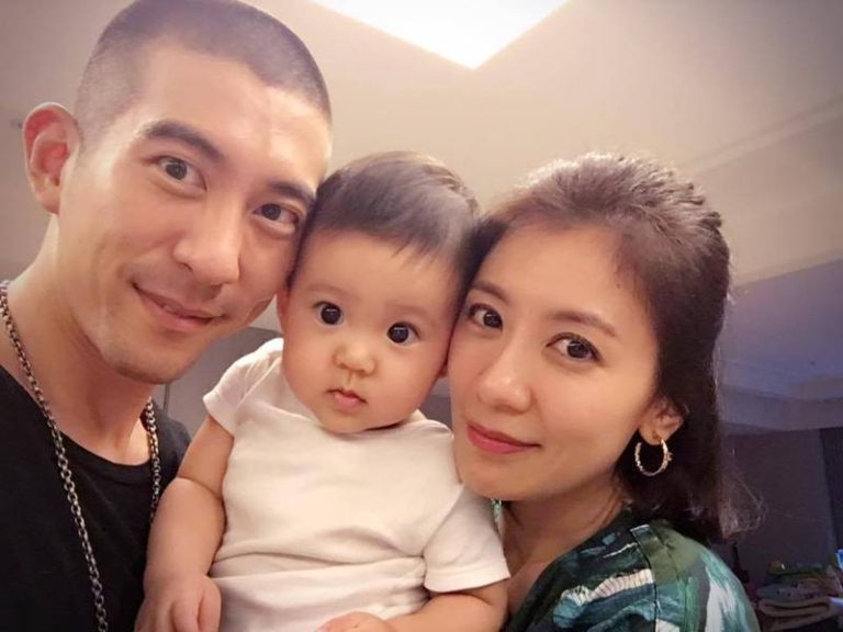 修杰楷(左)当年因将要迎接第二个女儿，因此提早退伍。(取材自脸书)